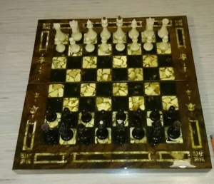Шахматы из янтаря с доской в деревянном чемоданчике Калининград