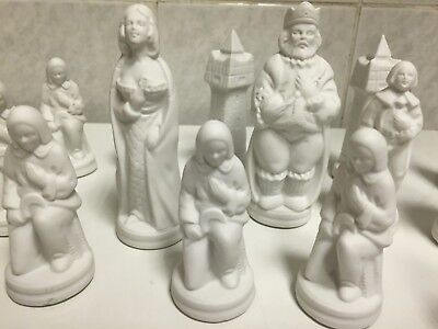 11925.VINTAGE PORCELAIN CHESS SET IN MEDIEVAL STYLE MADE IN ENGLAND