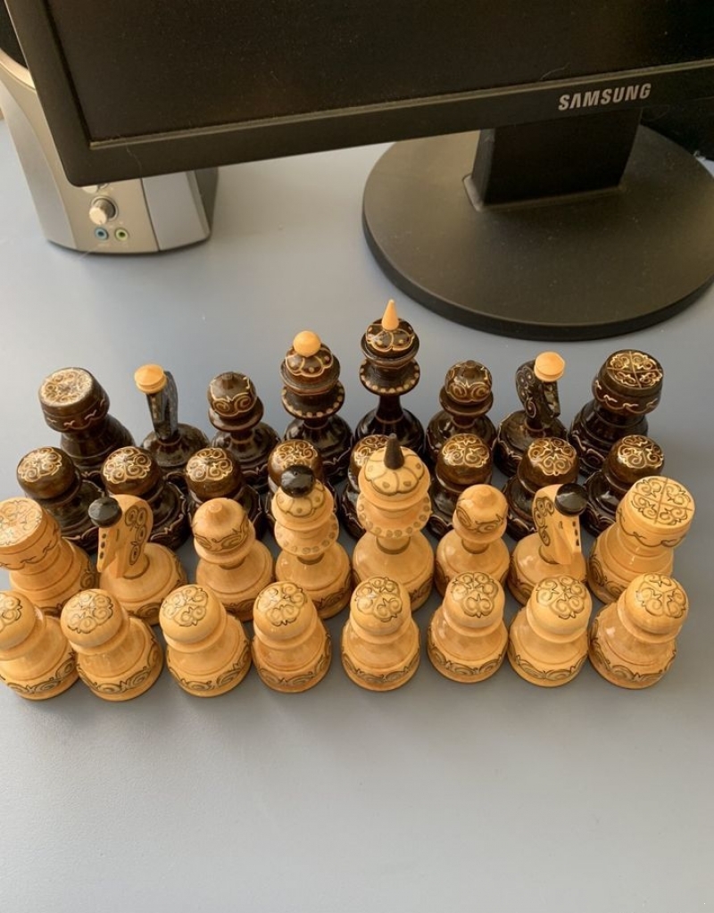 Деревянные расписные шахматные фигуры