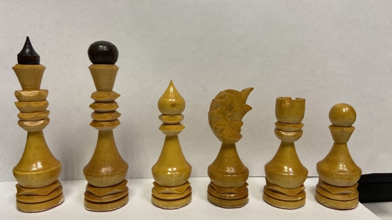 Деревянные шахматы ручной работы.