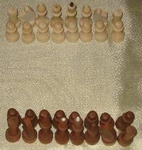 Деревянные шахматные фигуры в коробке