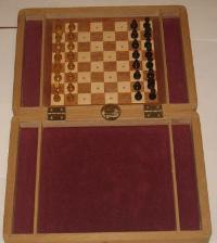 Миниатюрные деревянные шахматы в футляре арт п-4